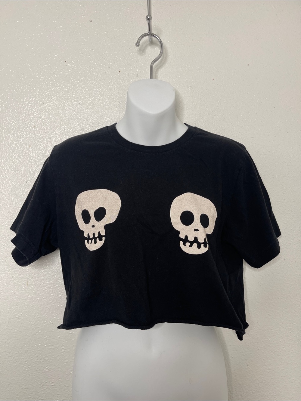 Women’s Black Cropped Tee with White Skulls M cotton